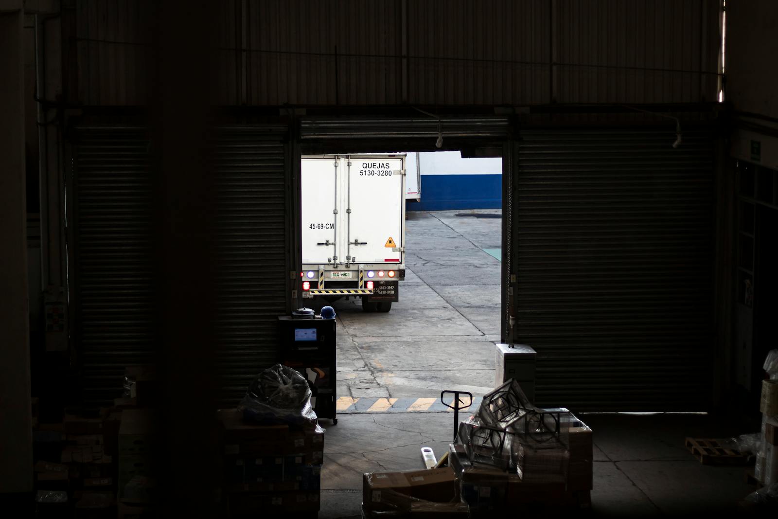 Warehouse loading dock and delivery vehicle supporting Gulf logistics operations