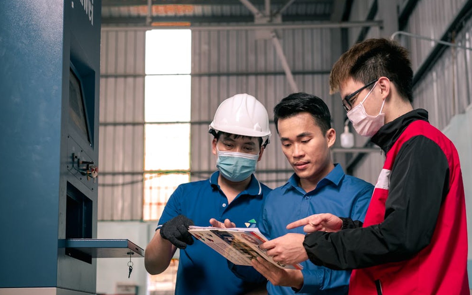 Industrial worker executing field handling in an active storage environment
