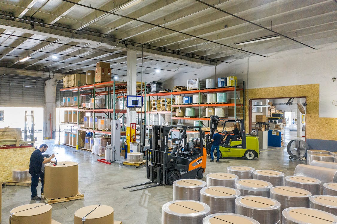 Industrial warehouse staging aligned to procurement execution and delivery handling